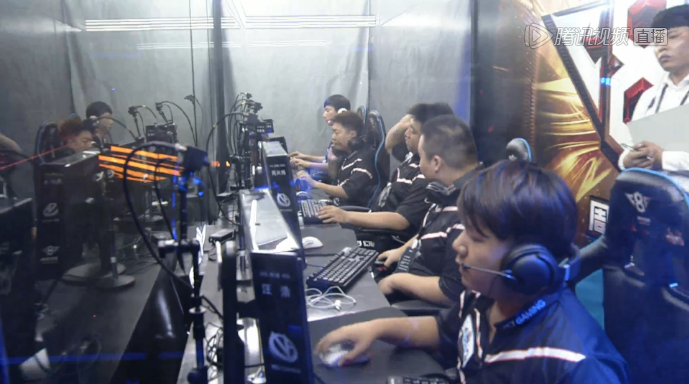 EDG赛训返图：Uzi站在Maokai身后认真听复盘