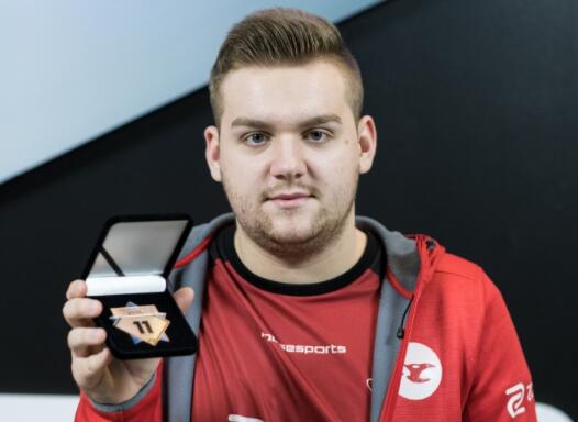 BLG选手正赛返图：ELK笑容清澈，替补Lvmao向队友献策