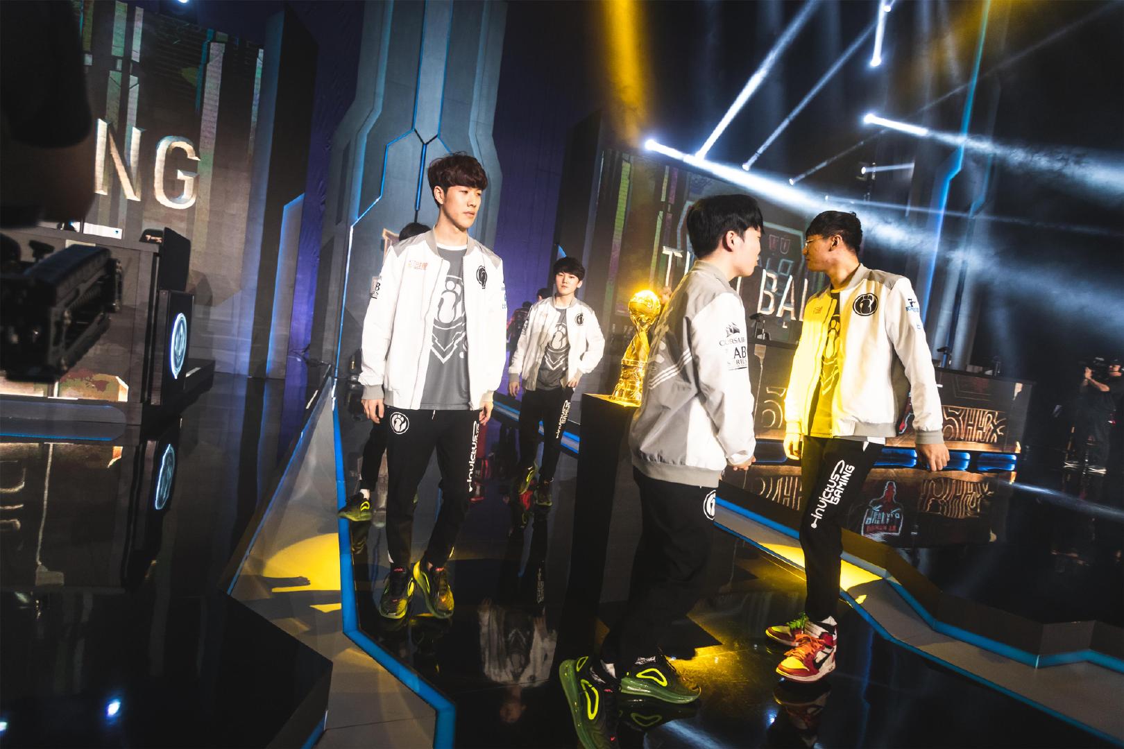 今日LPL赛事预热海报：剑风卷峡谷，佳节邀共度